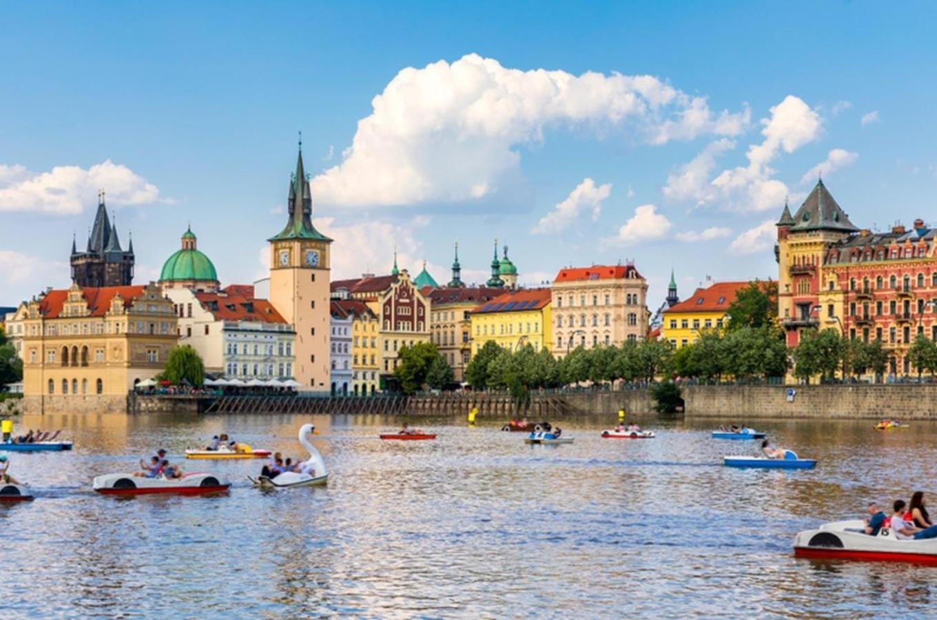 Spacious Near Karlin Square Apartment Prag